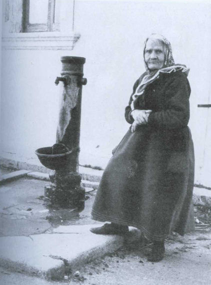 Michela Petrachi in costume tradizionale galugnanese, 1975