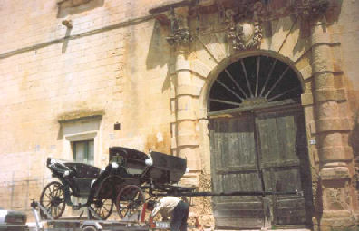 Portale d'ingresso di Palazzo Dellanos